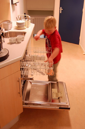 kind kan de afwas doen