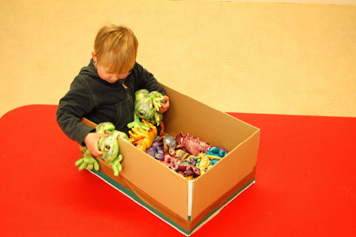 Kind speelt in doos